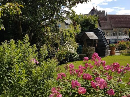 a garden with pink flowers in a yard at Bronwye in Builth Wells