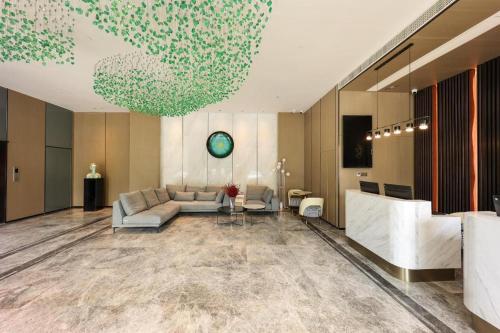 ein Wohnzimmer mit einem Sofa und einem Tisch in der Unterkunft Starway Hotel Ningbo Impression City in Panhuo