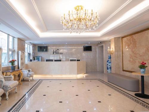 a large room with a chandelier and a lobby at Hi Inn Qinhuangdao Railway Station in Qianmafang
