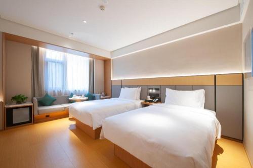 Un ou plusieurs lits dans un hébergement de l'établissement Ji Hotel Jinzhou Yunfei Bridge