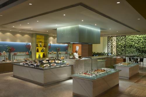 班加羅爾的住宿－ITC Gardenia, a Luxury Collection Hotel, Bengaluru，展示着一大堆食物的餐厅