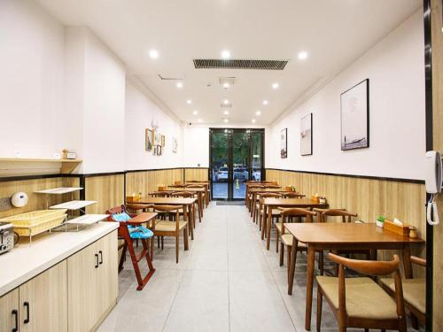 Ресторан / й інші заклади харчування у Hanting Hotel Luoyang Haust
