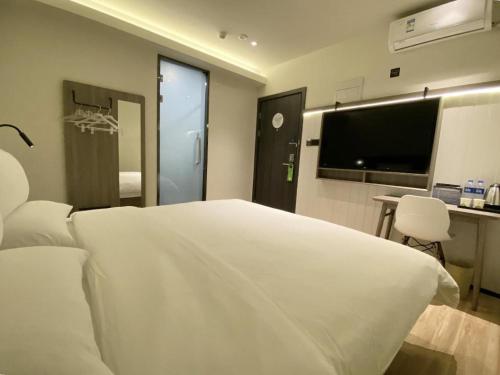سرير أو أسرّة في غرفة في Hi Inn Beijing Jiaotong University West Gate