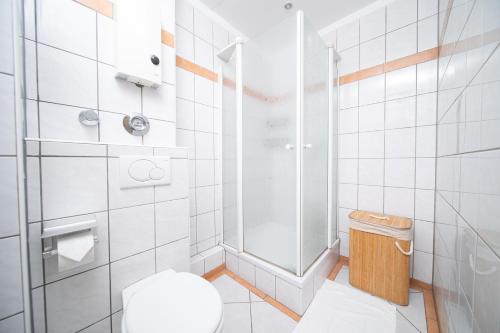 een witte badkamer met een toilet en een douche bij Apartment - Central with Balcony - Kitchen & More in Düsseldorf