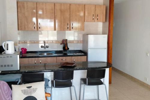 eine Küche mit einer Arbeitsplatte und einem Kühlschrank in der Unterkunft Edyro Yumbo apartment in Playa del Ingles