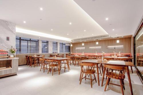 Un restaurante o sitio para comer en Hanting Premium Hotel Nanning Jiangnan Wanda Plaza
