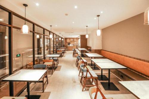 Restoran või mõni muu söögikoht majutusasutuses Hanting Premium Hotel Fushun Department Store Walking Street