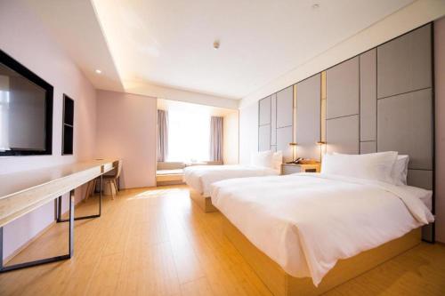 A bed or beds in a room at Starway Hotel Jining Taibai Middle Road Yunhecheng