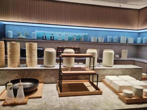 a room with a display of ceramics on display at Ji Hotel Jinzhou Red Star Macalline in Jinzhou