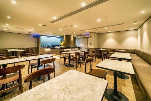 En restaurang eller annat matställe på Hanting Hotel Qingdao Xianggang Zhong Road Aofan Center