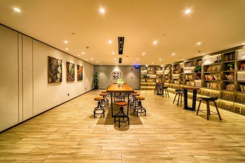 Hanting Hotel Qingdao Xianggang Zhong Road Aofan Center tesisinde bir restoran veya yemek mekanı