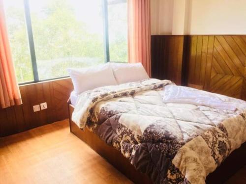 Un pat sau paturi într-o cameră la Hotel Elephant Nagarkot