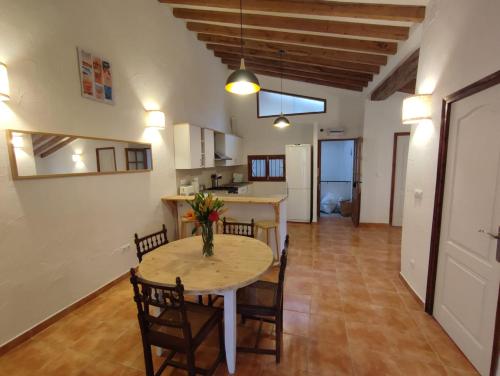 a kitchen and dining room with a table and chairs at The Loft Pinoso in Pinoso