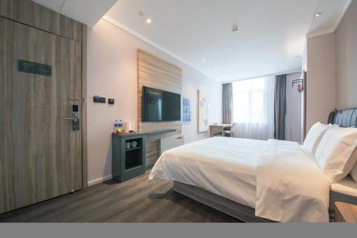 Łóżko lub łóżka w pokoju w obiekcie Hanting Premium Hotel Chifeng Garden Road