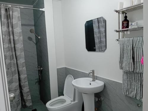 ein Bad mit einem WC, einem Waschbecken und einer Dusche in der Unterkunft Condotel 2 bedroom with terrace and free car parking in Naga