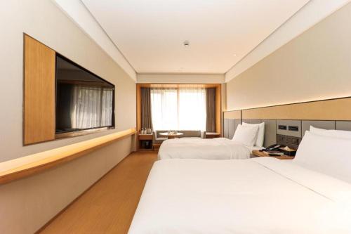 Ліжко або ліжка в номері Ji Hotel Shanghai Xujiahui Guanshengyuan Road