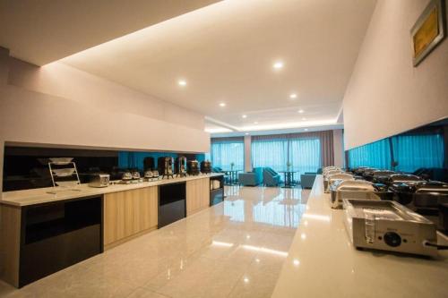 Starway Hotel Linhai Yintai City tesisinde mutfak veya mini mutfak
