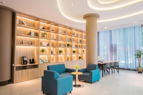 Starway Hotel Linhai Yintai City tesisinde bir oturma alanı