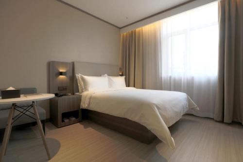 A bed or beds in a room at Hanting Hotel Shijiazhuang Zhongshan Xi Road