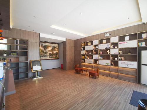 a room with bookshelves and shelves in a museum at Hanting Hotel Zhangjiajie Tianmen Mountain Scenic Spot in Zhangjiajie