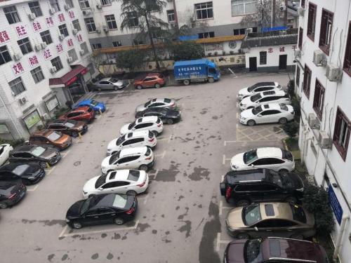 a bunch of cars parked in a parking lot at Hanting Hotel Zhangjiajie Tianmen Mountain Scenic Spot in Zhangjiajie