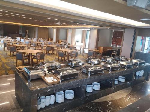 Restoran ili neka druga zalogajnica u objektu Hanting Premium Hotel Zhuantang China Academy of Art