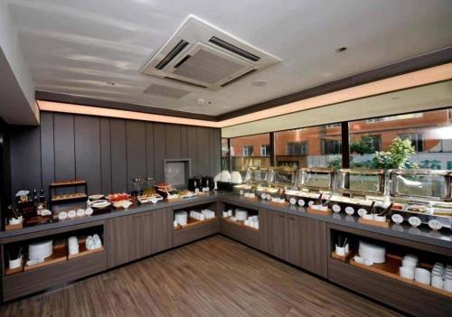 Un restaurant u otro lugar para comer en Hanting Hotel Linjiang Municipal Government