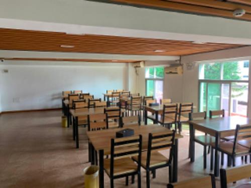a room with wooden tables and chairs in a classroom at Hanting Hotel Quanzhou Xintian City Plaza Nanhuan Road in Quanzhou