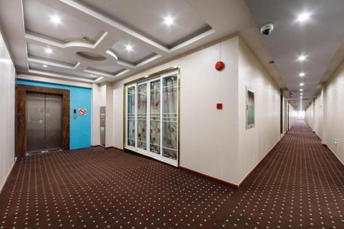 ein leerer Korridor eines Bürogebäudes mit einem Flur in der Unterkunft Hi Inn Shanghai Xujiahui Caobao Road in Shanghai