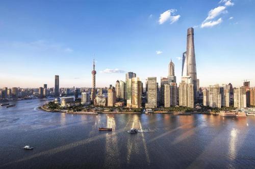una vista aérea de una gran ciudad con edificios en Hi Inn Shanghai Xujiahui Caobao Road en Shanghái