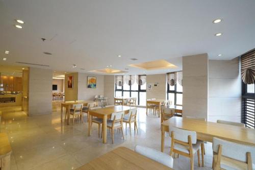 En restaurant eller et andet spisested på Starway Hotel Yibin Laiyin