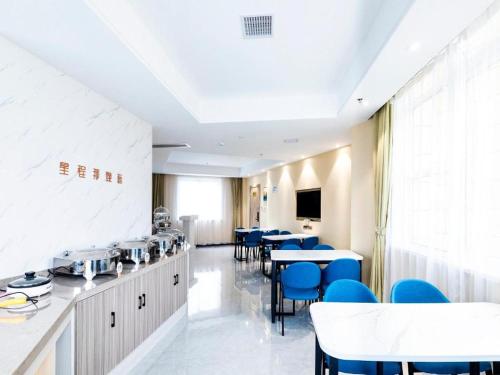 Una cocina o zona de cocina en Starway Hotel Nanjing Lukou Airport