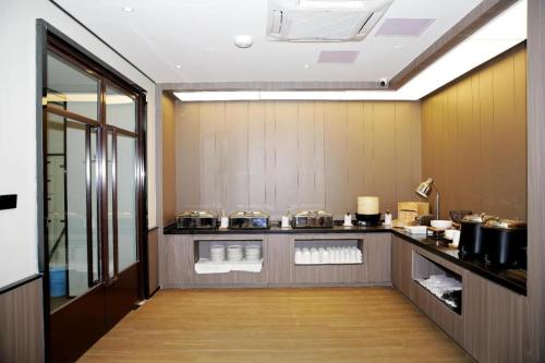 Küche/Küchenzeile in der Unterkunft Hanting Hotel Lvliang College
