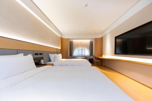 Postel nebo postele na pokoji v ubytování Ji Hotel Dezhou Hubin Middle Avenue
