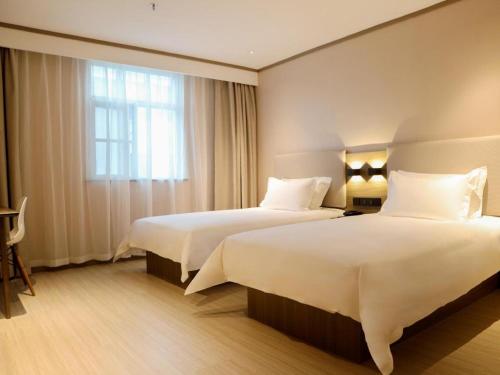 Un ou plusieurs lits dans un hébergement de l'établissement Hanting Hotel Jieyang Jinxianmen