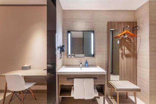 een badkamer met een wastafel en een douche bij Hanting Hotel Taizhou Jiangyan Pedestrian Street in Guanzhuang