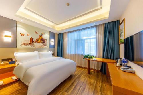 Uma cama ou camas num quarto em Starway Hotel Xinning Haihu New Area Xinhualian
