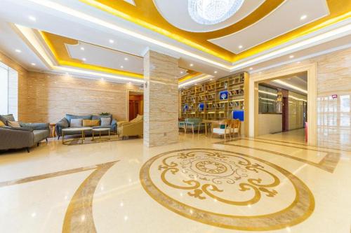 Starway Hotel Xinning Haihu New Area Xinhualian tesisinde lobi veya resepsiyon alanı