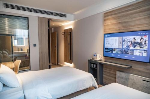 Ein Bett oder Betten in einem Zimmer der Unterkunft Hanting Hotel Shiyan Tianjin Road