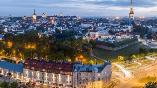 una vista aerea di una città di notte di Rotermann Central Apartments a Tallinn
