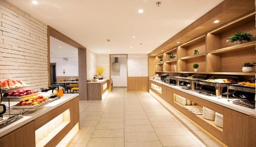 A kitchen or kitchenette at Hanting Premium Hotel Xinyang Railway Station