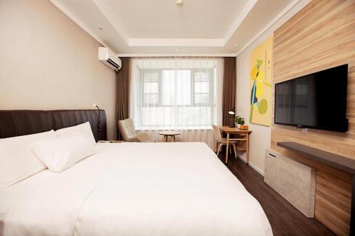 En eller flere senge i et værelse på Hanting Premium Hotel Xinyang Railway Station
