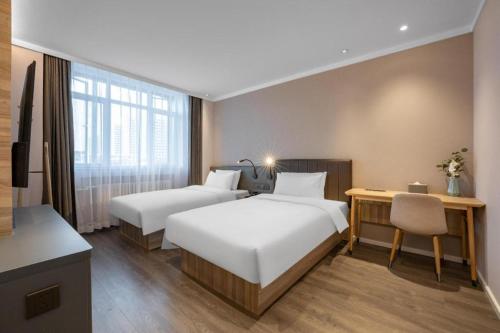 En eller flere senge i et værelse på Hanting Premium Hotel Jinan Heping Road