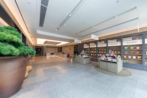 a store lobby with a pharmacyacistasteryasteryasteryasteryasteryasteryasteryasteryastery at Ji Hotel Suqian Sucheng District Government in Suqian