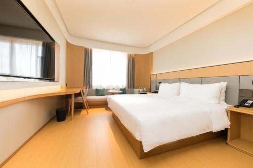 Łóżko lub łóżka w pokoju w obiekcie Ji Hotel Nanjing Commercial Building