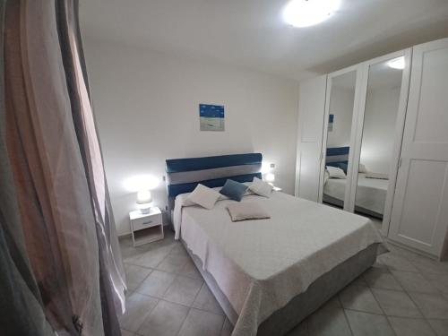 Postel nebo postele na pokoji v ubytování CASA SIBILLA bi-locale con terrazza a 60 metri dal mare