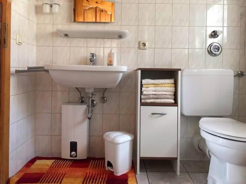 Ванна кімната в Geräumige FEWO für bis zu 6 Personen m. Ausblick!