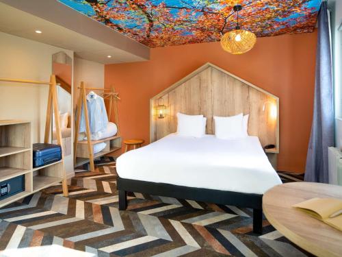 沙特奈馬拉布里的住宿－ibis Styles Chatenay Malabry Paris Sud，卧室设有一张白色大床和天花板