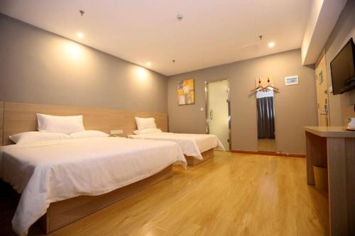 Ein Bett oder Betten in einem Zimmer der Unterkunft Hanting Hotel Shijiazhuang Heping West Road