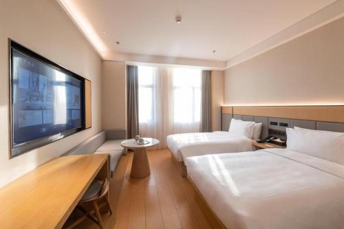 TV a/nebo společenská místnost v ubytování Ji Hotel Shanghai Pudong Airport Free Trade Zone
